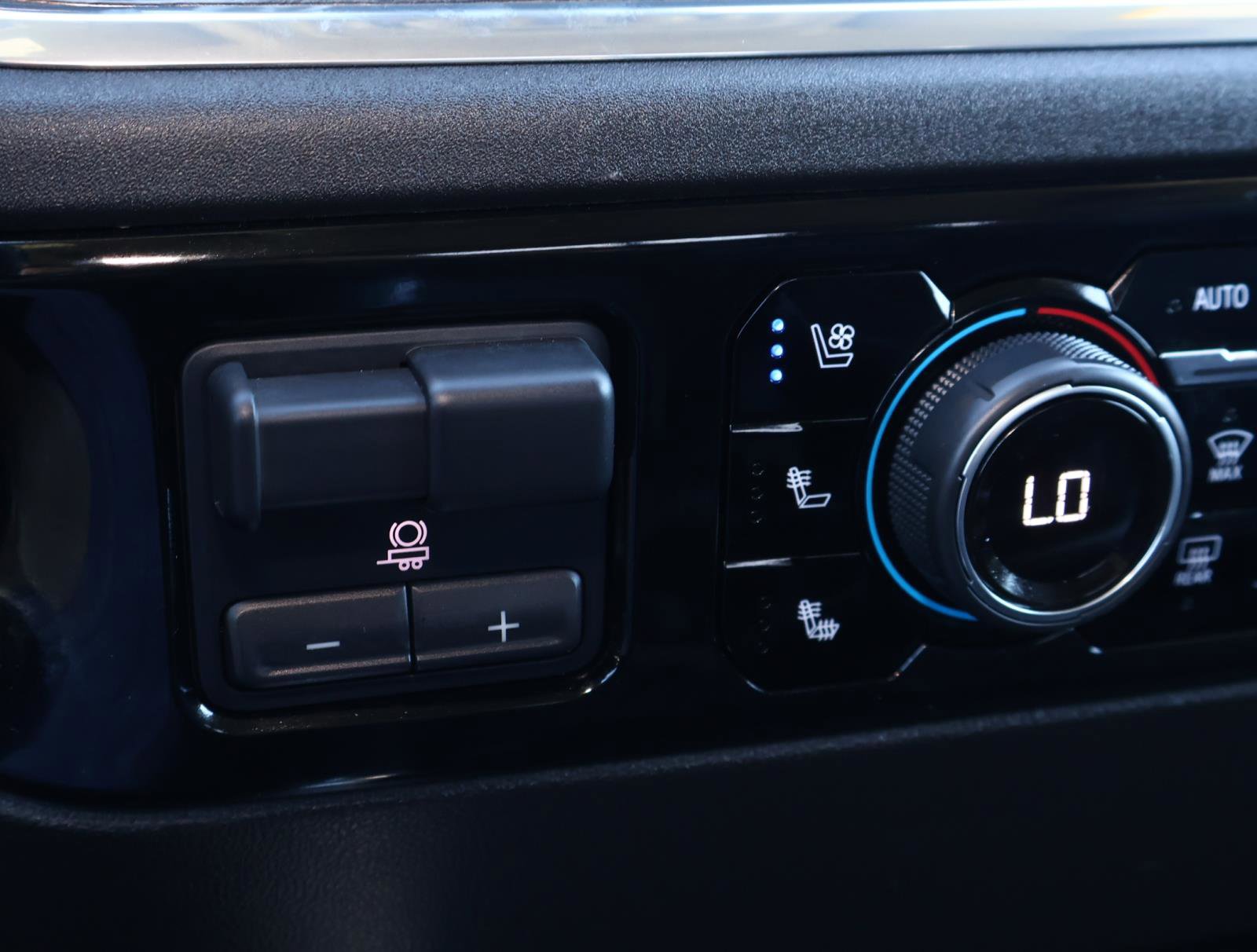Used 2025 Chevrolet Silverado 3500 LTZ w/ LTZ Texas Edition image 28
