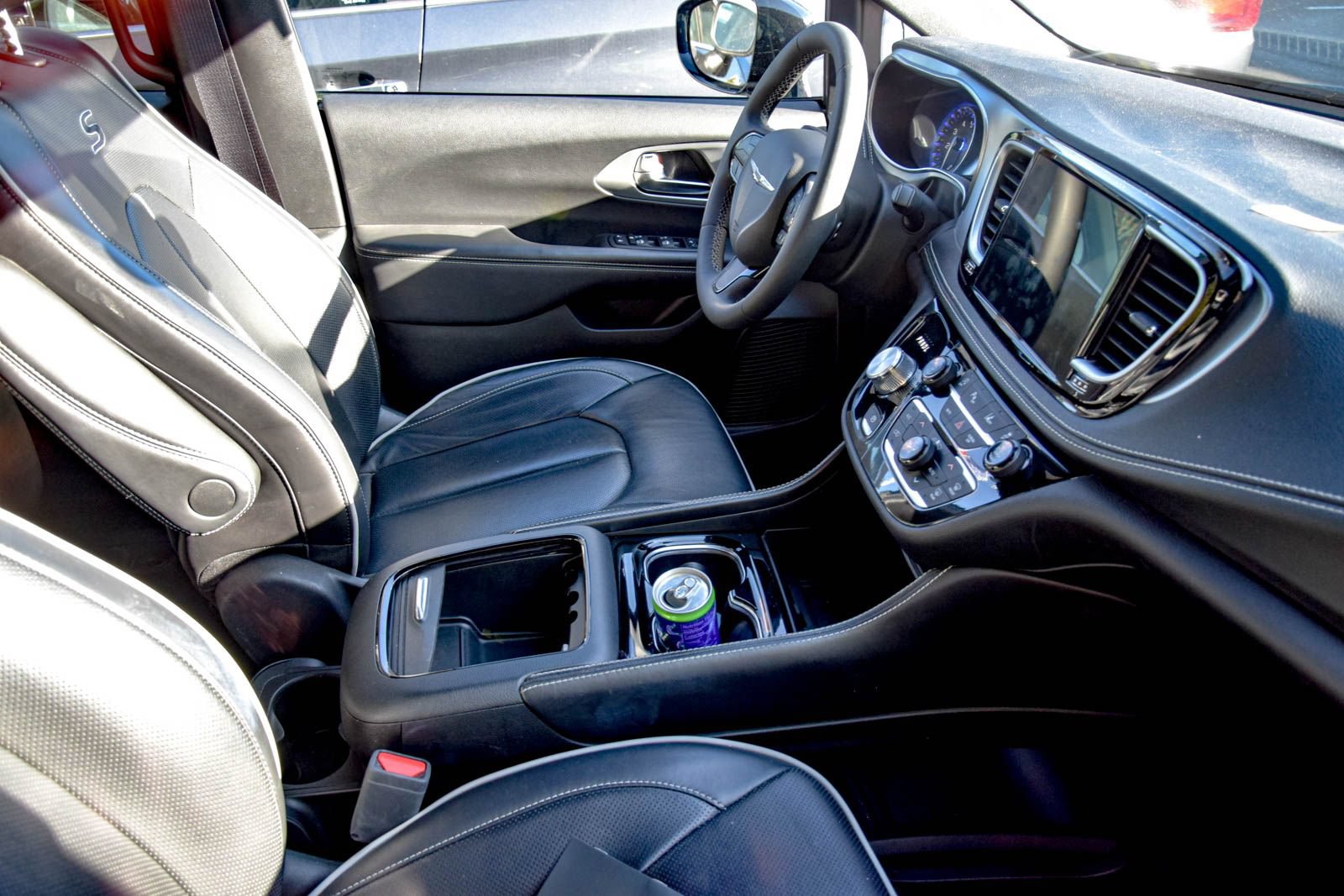 Used 2025 Chrysler Pacifica Limited FWD image 7