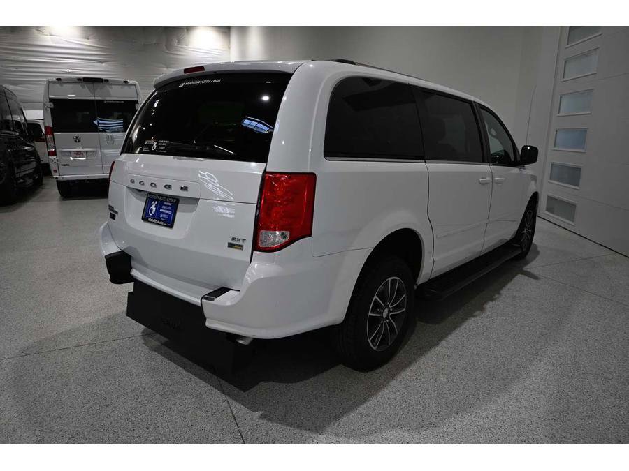 Used 2017 Dodge Grand Caravan SXT FWD image 6