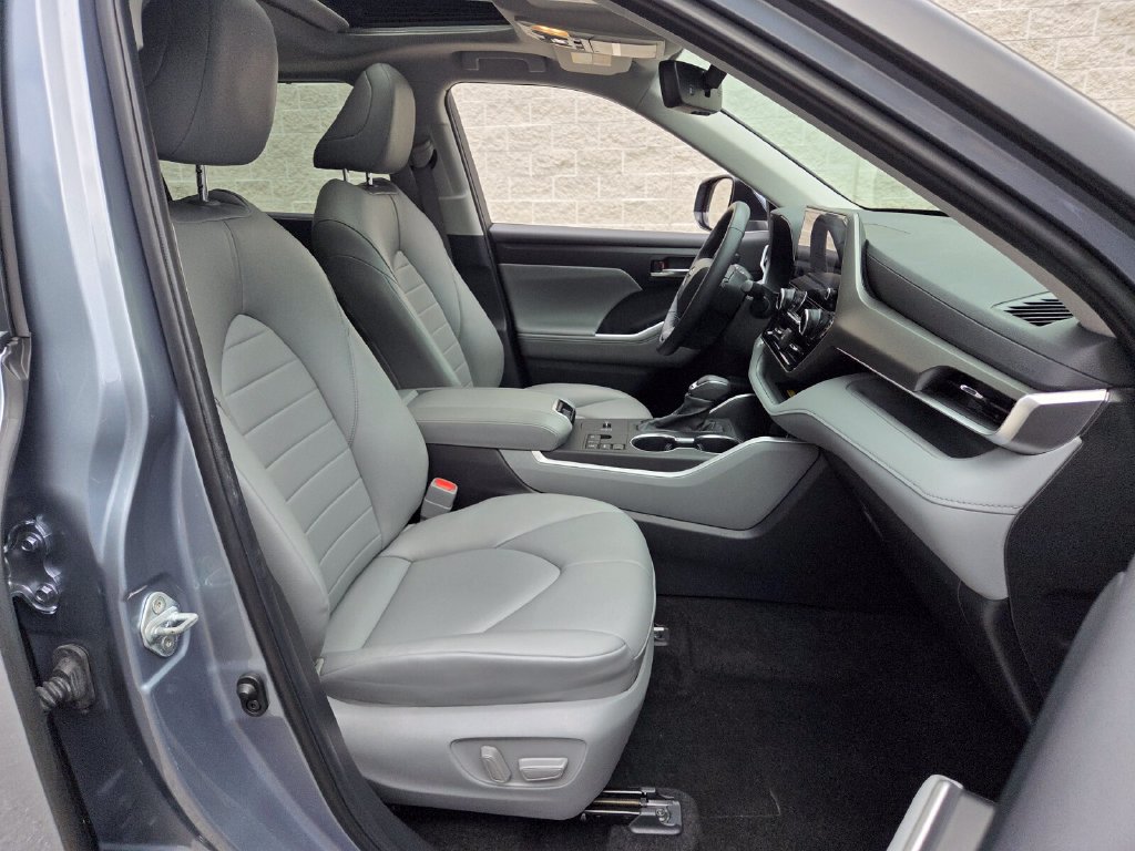 Used 2023 Toyota Highlander XLE FWD image 19