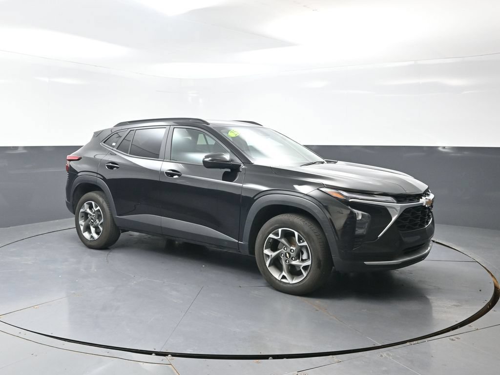 Used 2025 Chevrolet Trax LT FWD image 5