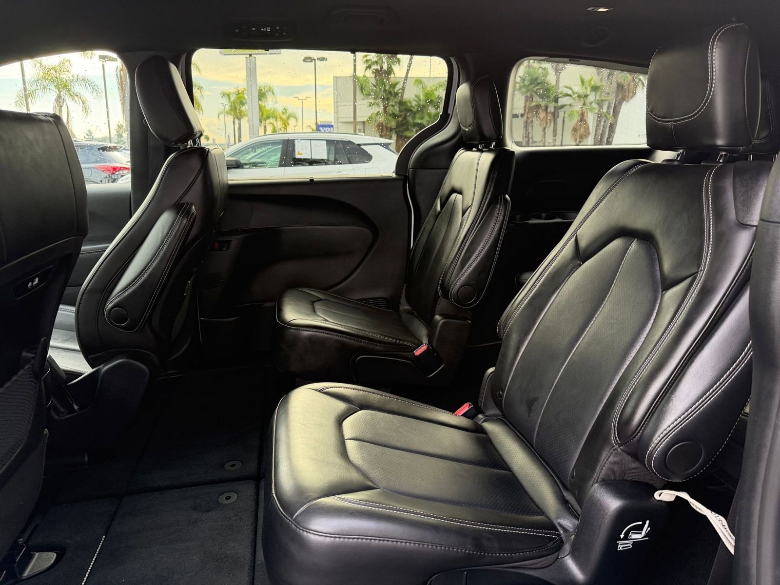 Used 2025 Chrysler Pacifica Select image 28