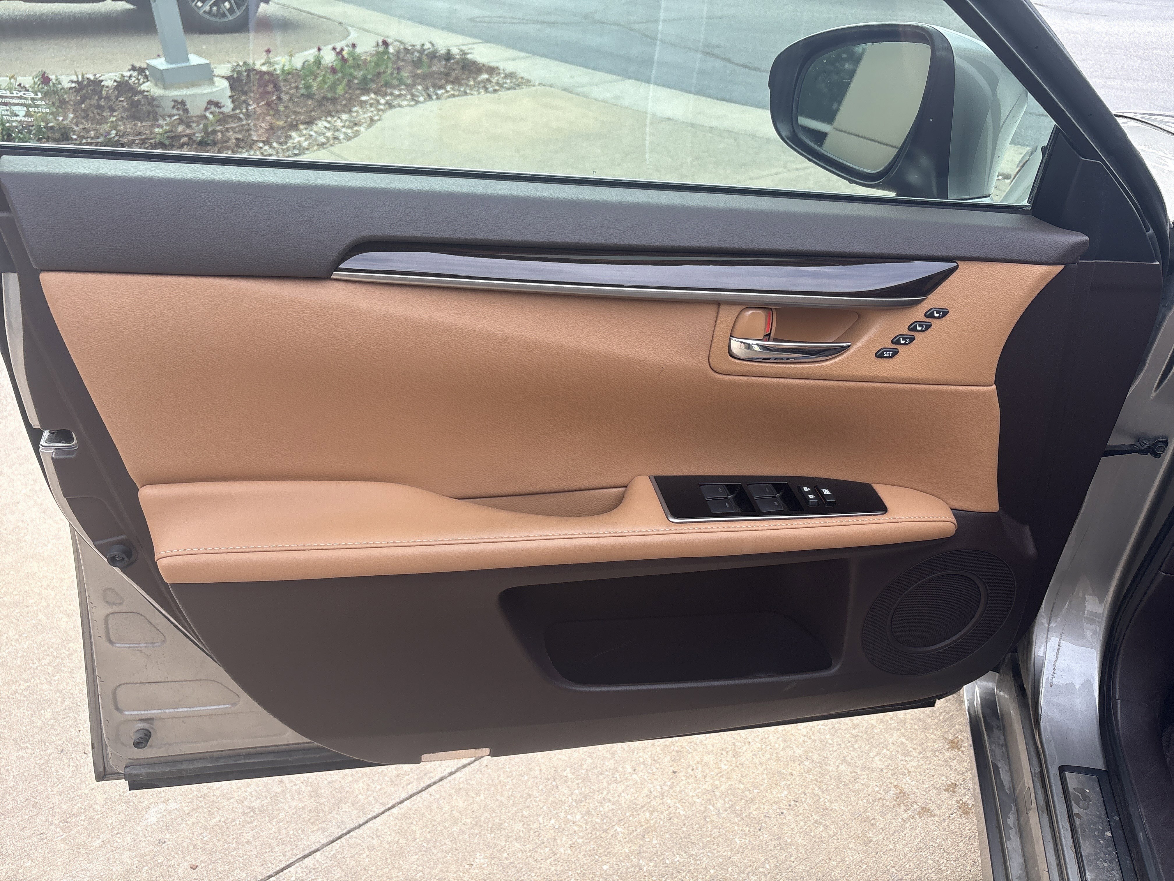 Used 2016 Lexus ES 350 w/ Ultra Luxury Package FWD image 14