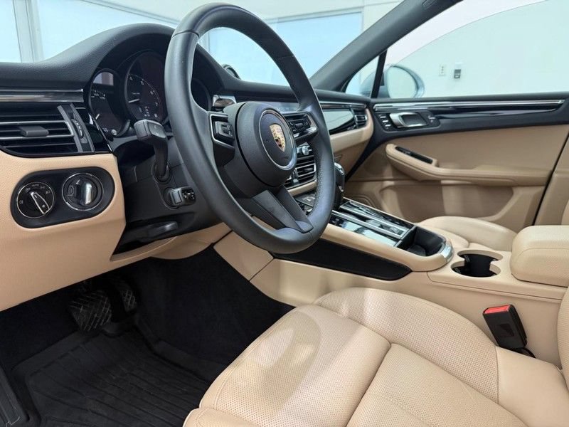 Certified 2025 Porsche Macan AWD/4WD image 4