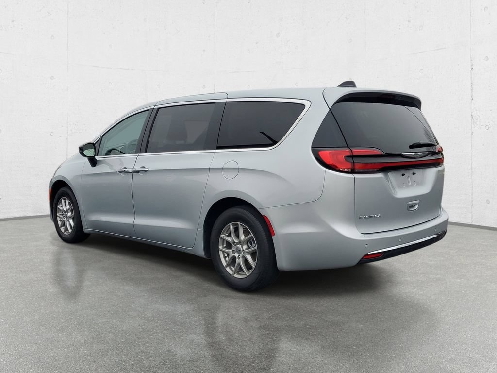 Used 2024 Chrysler Pacifica Touring-L FWD image 5