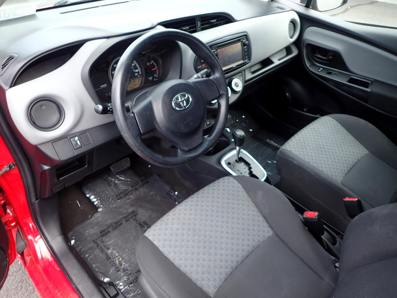 Used 2015 Toyota Yaris L image 9