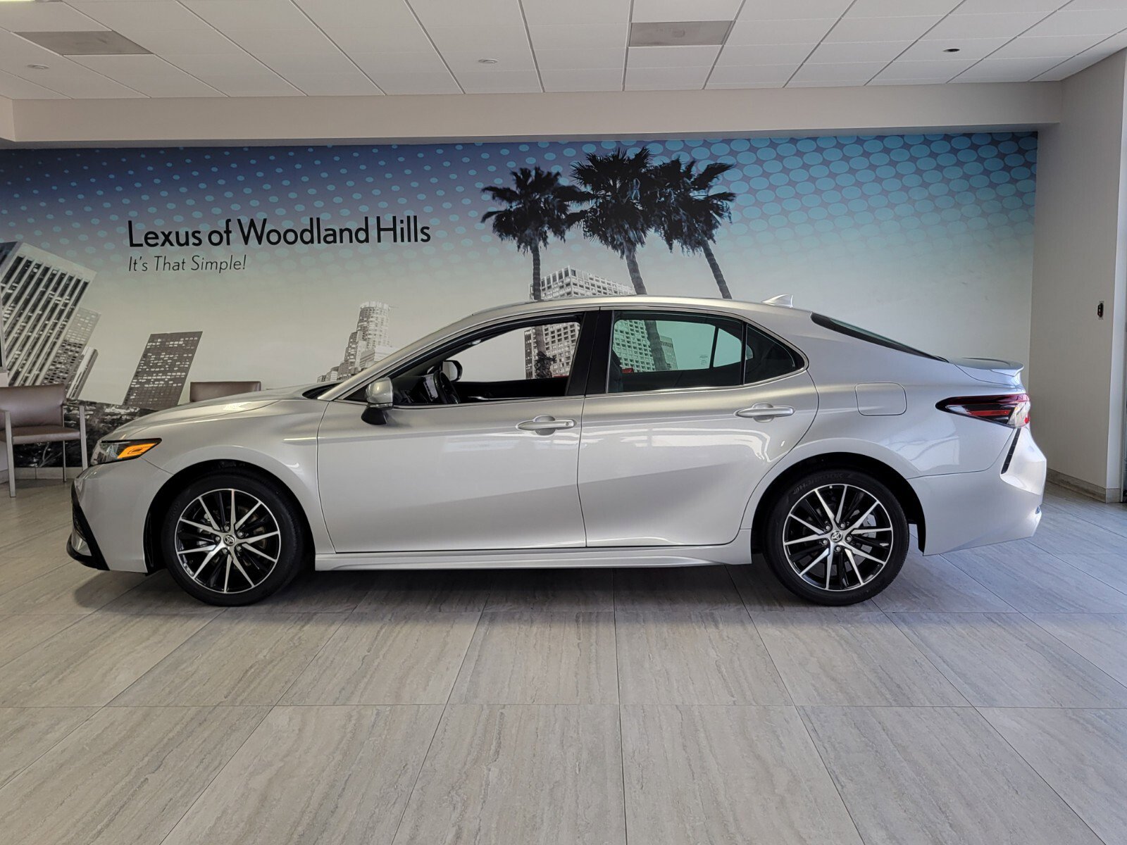 Used 2023 Toyota Camry SE FWD image 2
