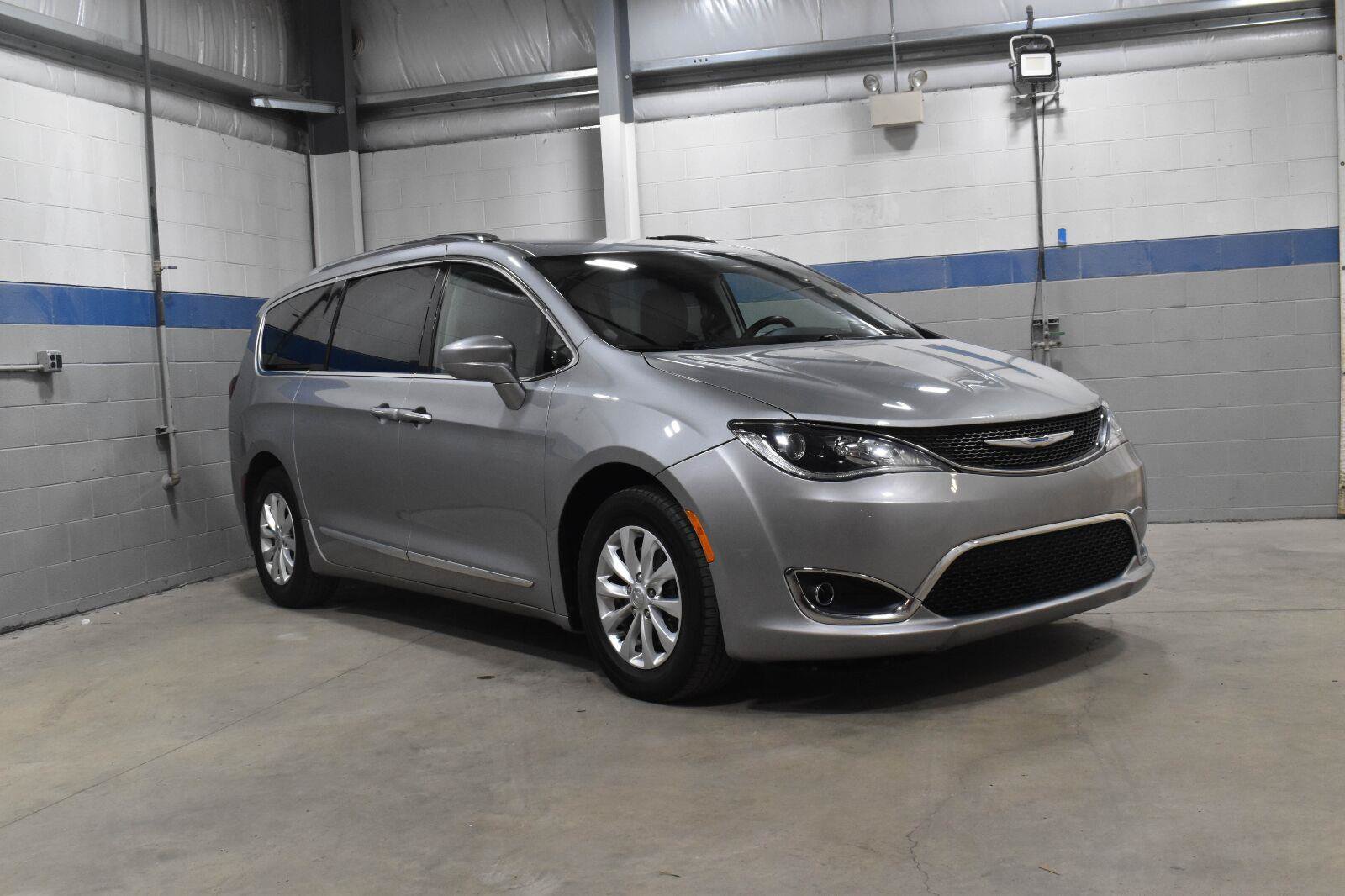 Used 2018 Chrysler Pacifica Touring-L FWD image 27