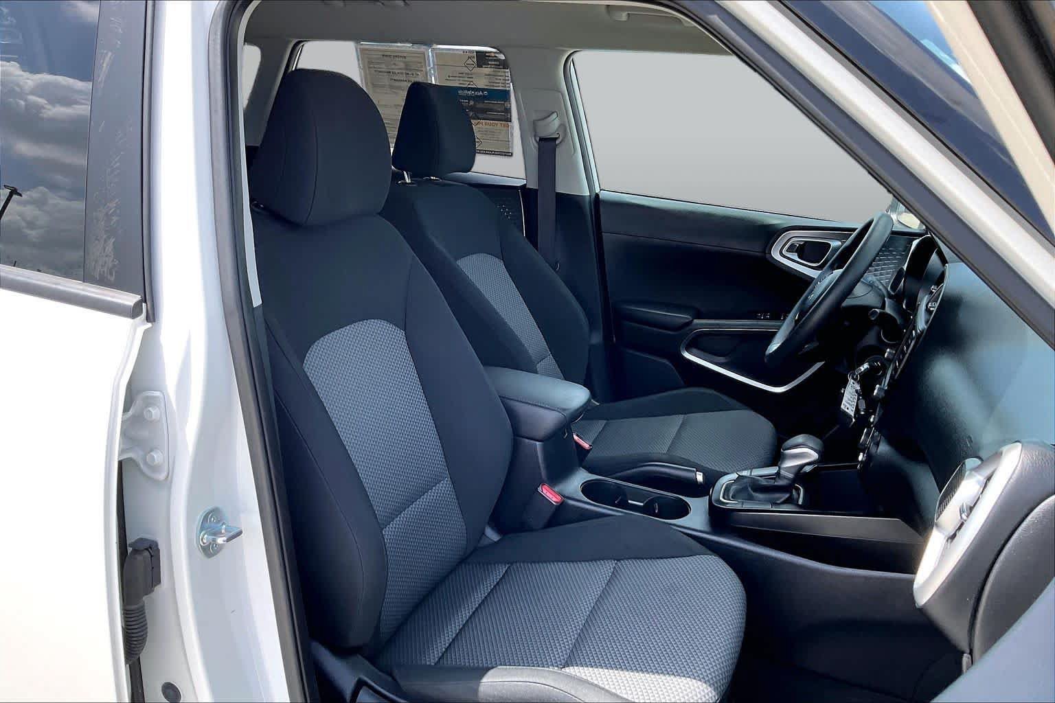 Used 2023 Kia Soul LX w/ LX Technology Package FWD image 9