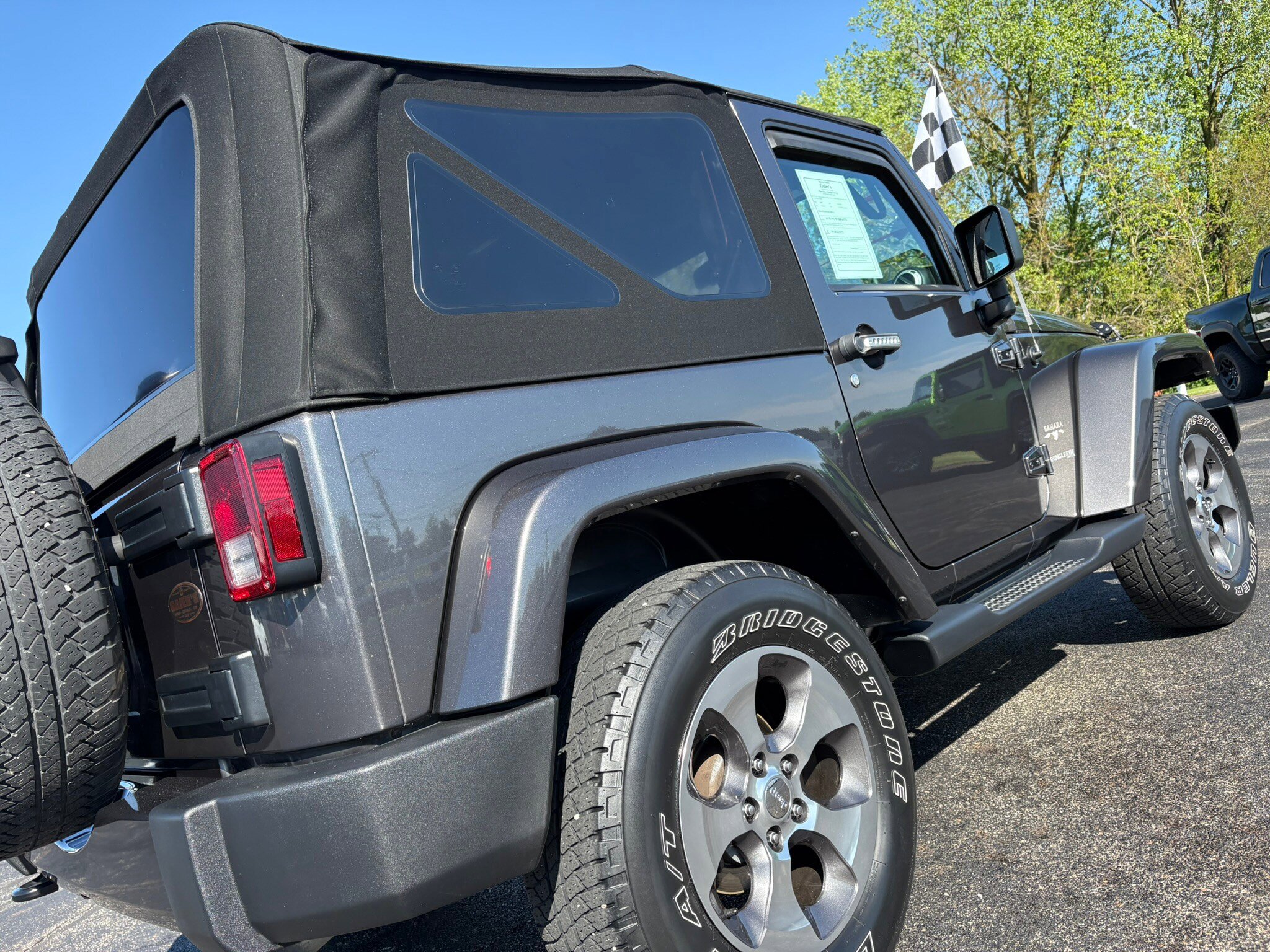 Used 2018 Jeep Wrangler Sahara w/ Connectivity Group AWD/4WD image 10