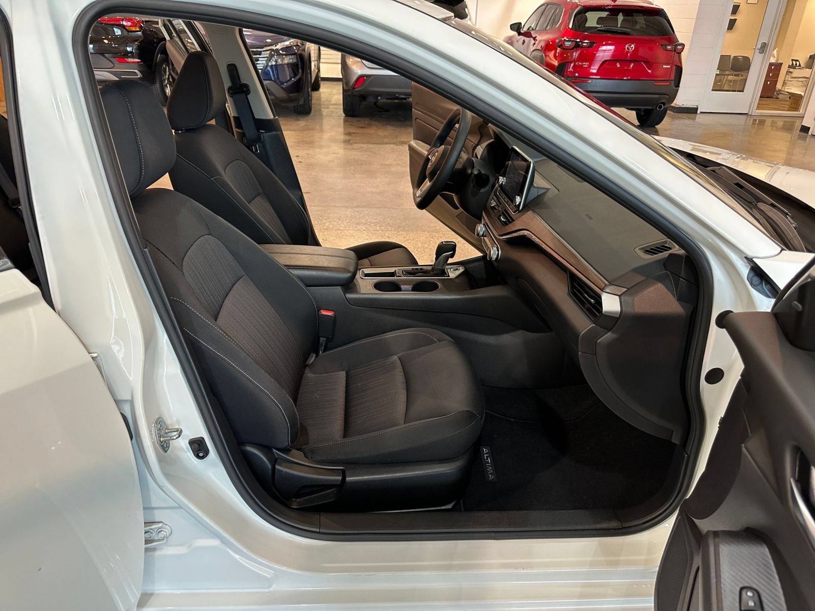 Used 2025 Nissan Altima 2.5 SV FWD image 35