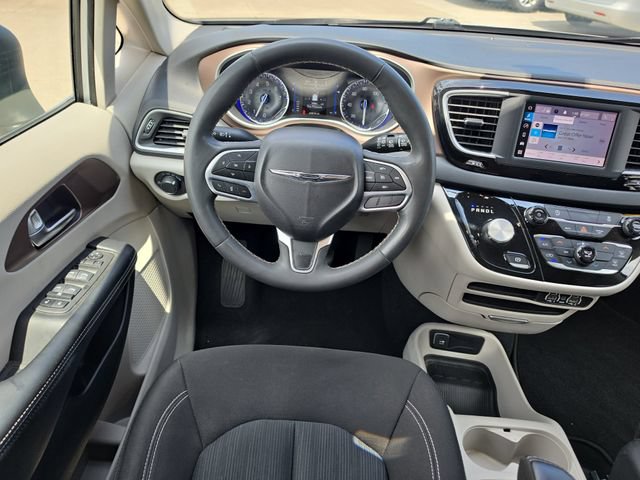 Used 2022 Chrysler Voyager LX FWD image 9