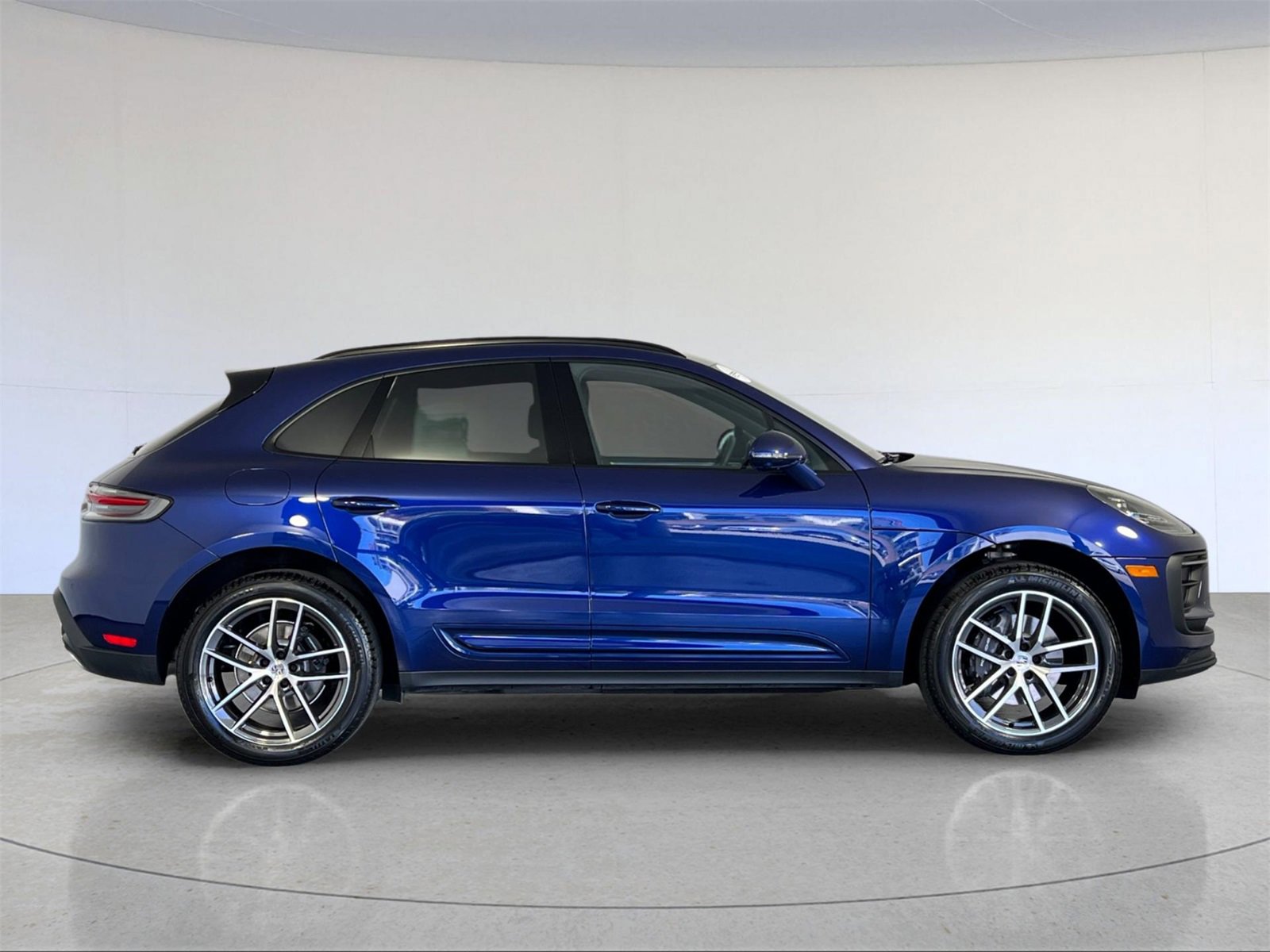 Used 2025 Porsche Macan image 9