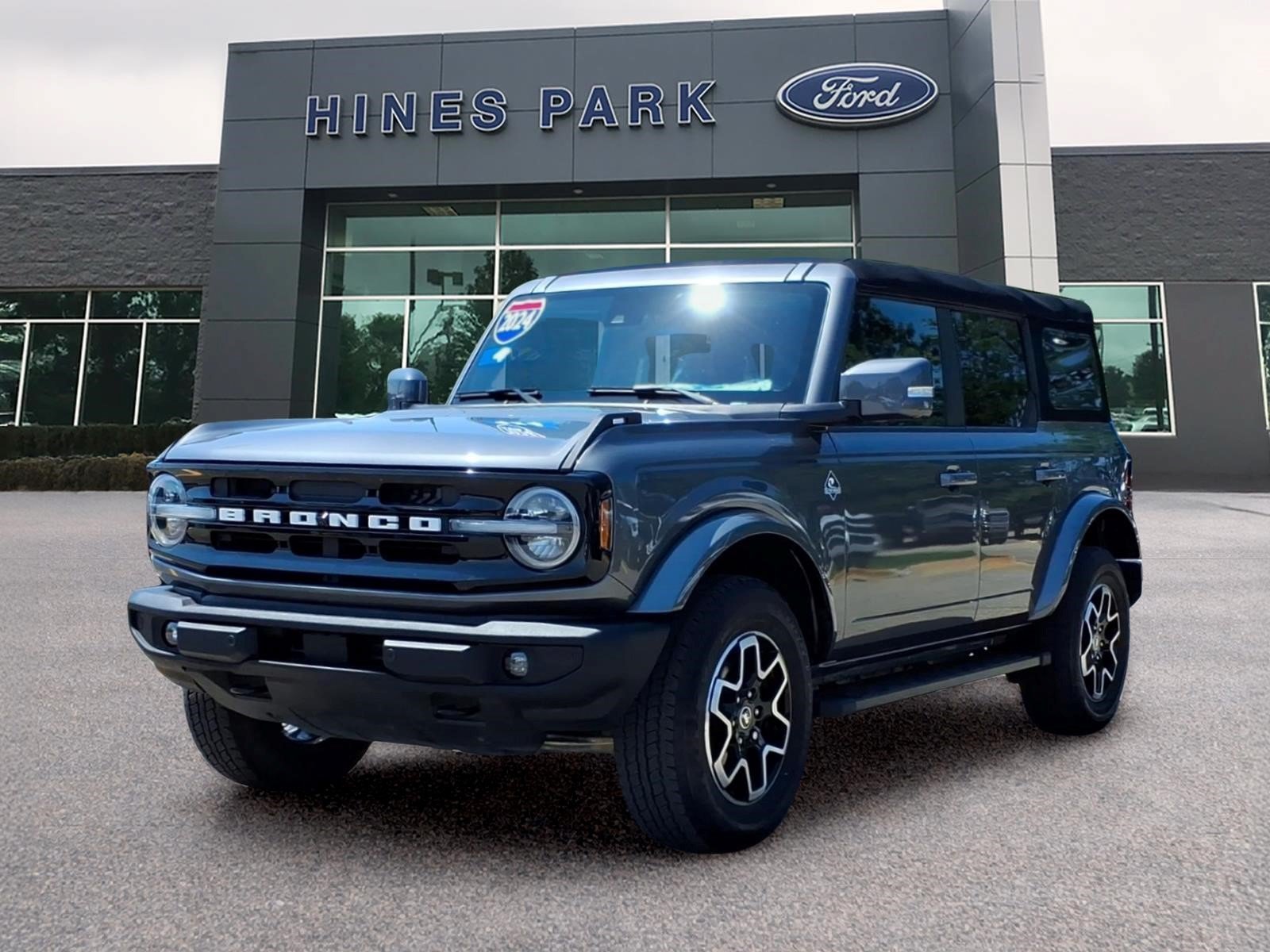 Used 2024 Ford Bronco Outer Banks AWD/4WD image 3