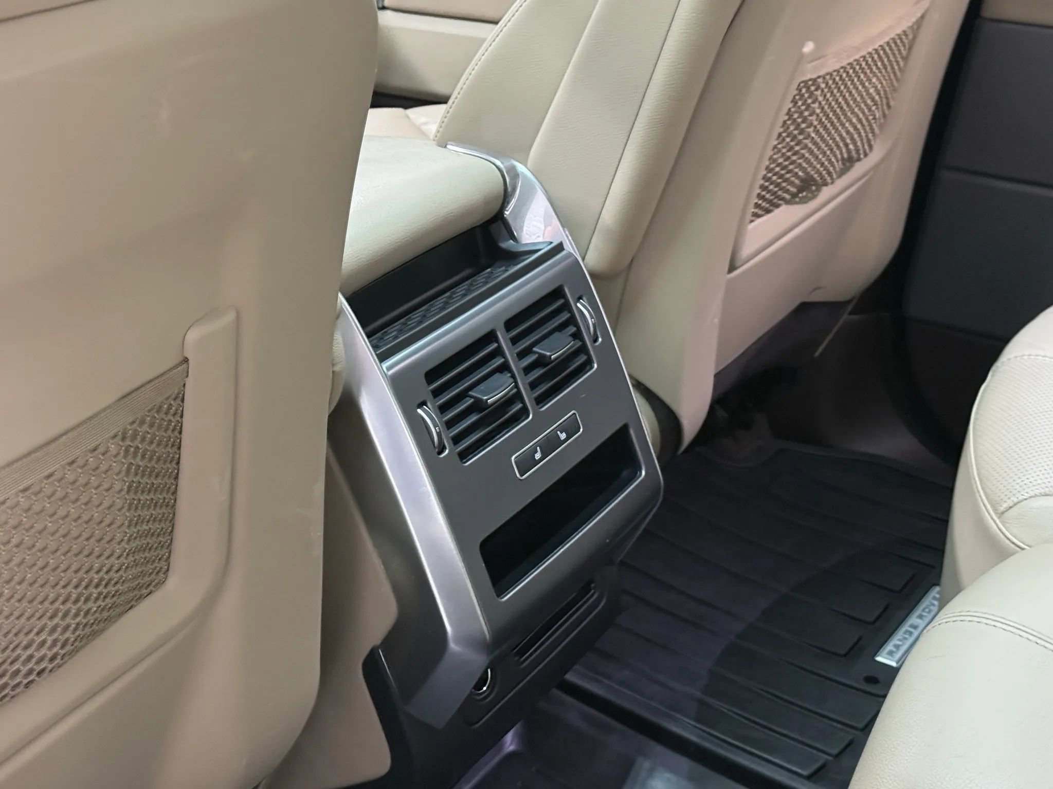 Used 2016 Land Rover Range Rover Sport SE image 18