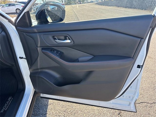 Used 2025 Nissan Rogue SV image 24