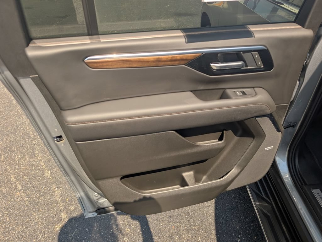 Used 2025 Chevrolet Suburban High Country AWD/4WD image 11
