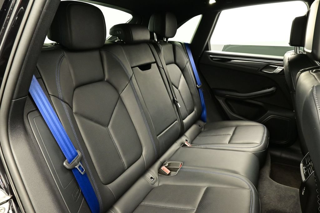 Certified 2023 Porsche Macan AWD/4WD image 17