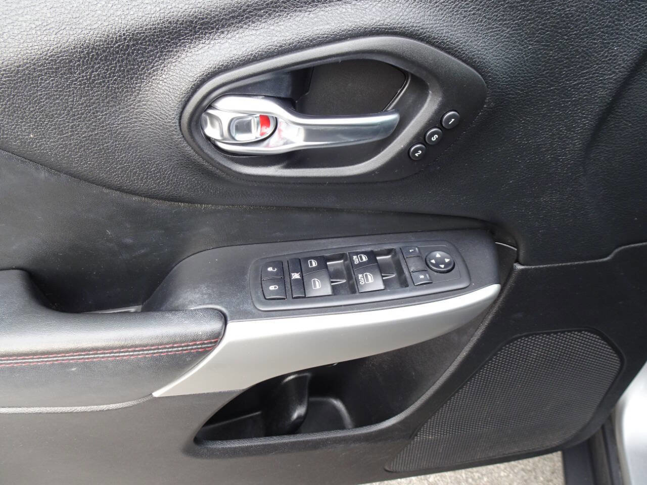 Used 2017 Jeep Cherokee Trailhawk image 14