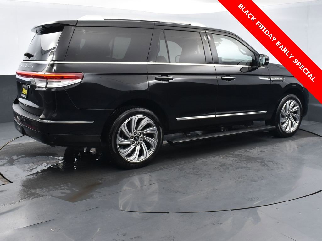 Used 2022 Lincoln Navigator Reserve image 4