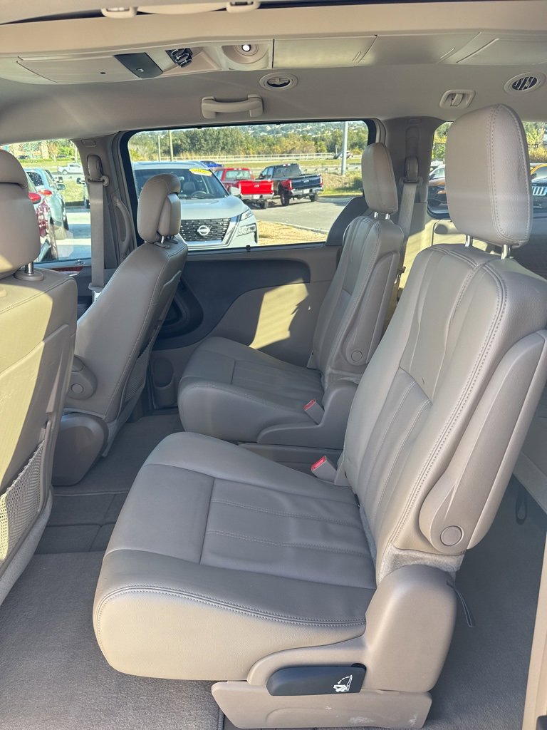 Used 2015 Chrysler Town & Country Touring image 8