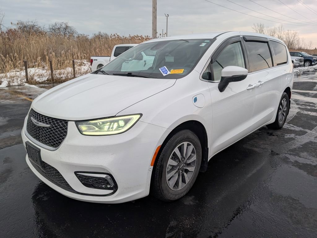 Used 2023 Chrysler Pacifica Touring-L image 4