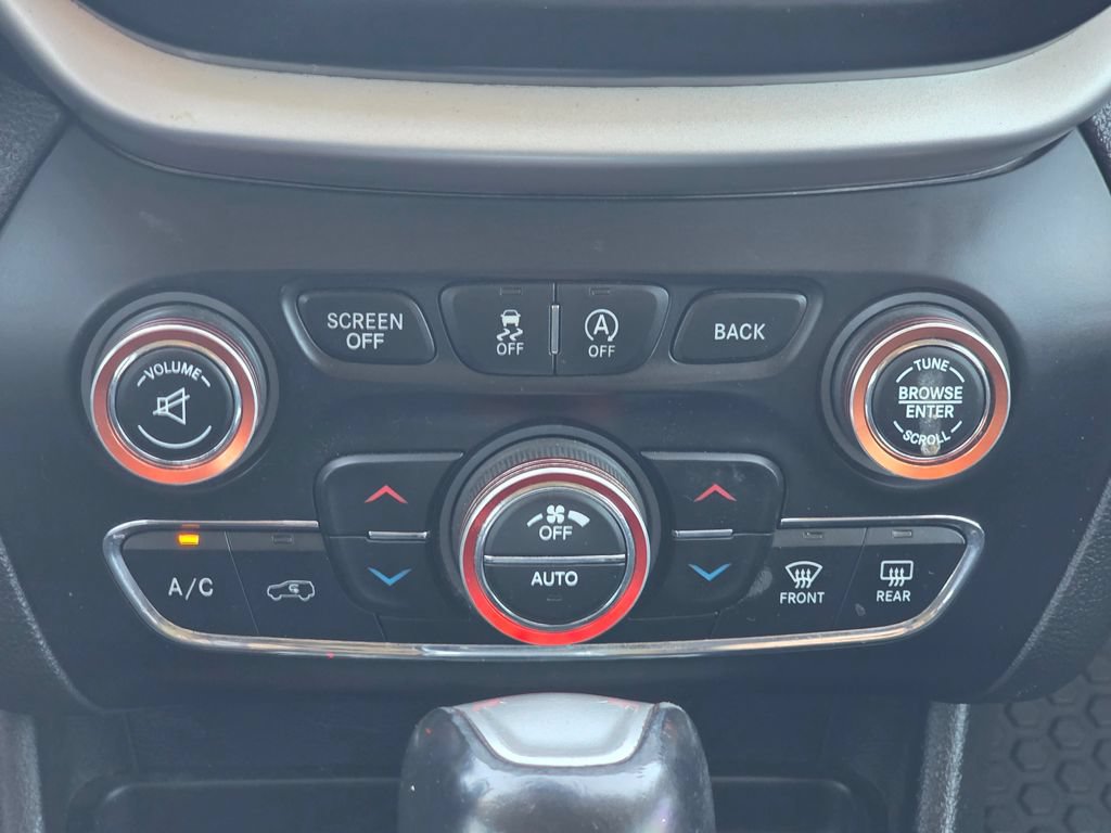 Used 2018 Jeep Cherokee Trailhawk AWD/4WD image 14