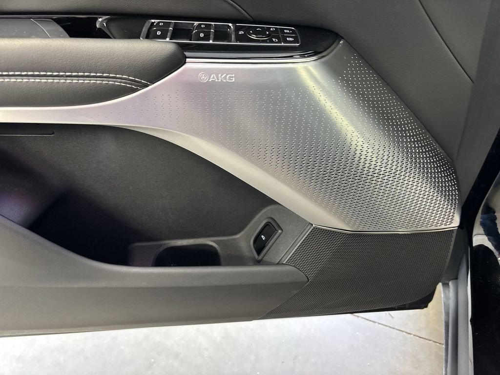 New 2025 Cadillac Lyriq Luxury RWD image 17