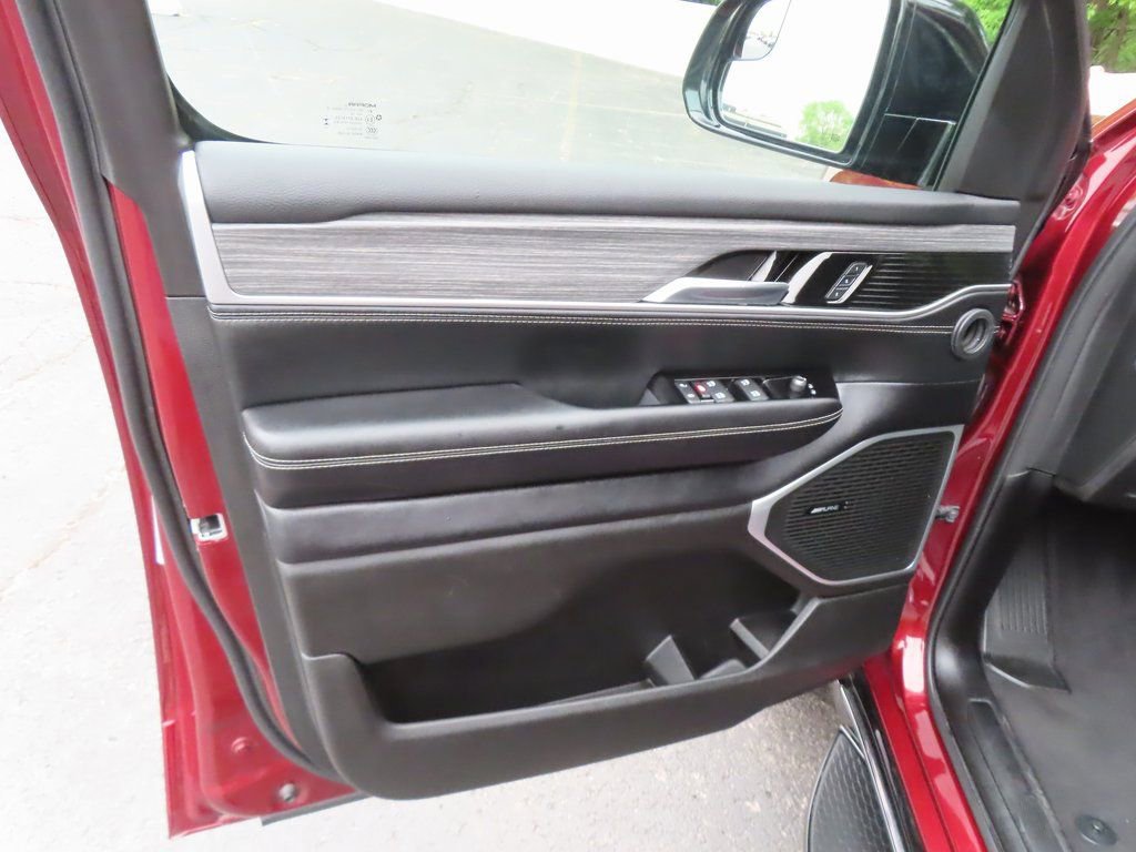 Certified 2024 Jeep Wagoneer L Series II w/ Flexible Seating Group image 32