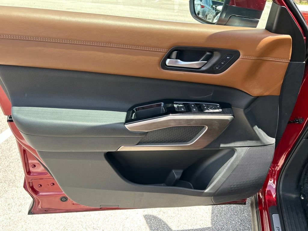Certified 2025 Nissan Pathfinder Platinum w/ Cargo Package FWD image 19