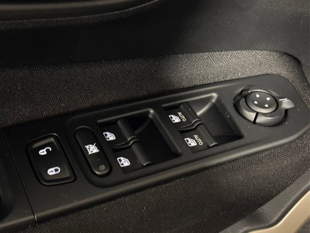 Used 2017 Jeep Renegade Latitude w/ Cold Weather Group image 33