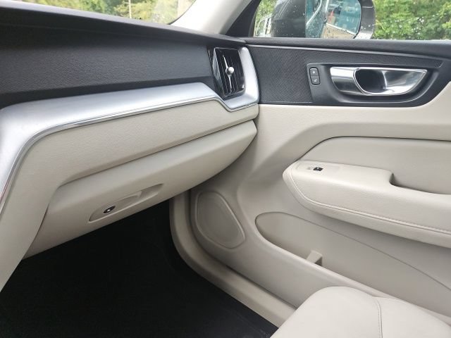 Used 2020 Volvo XC60 T5 Momentum FWD image 26