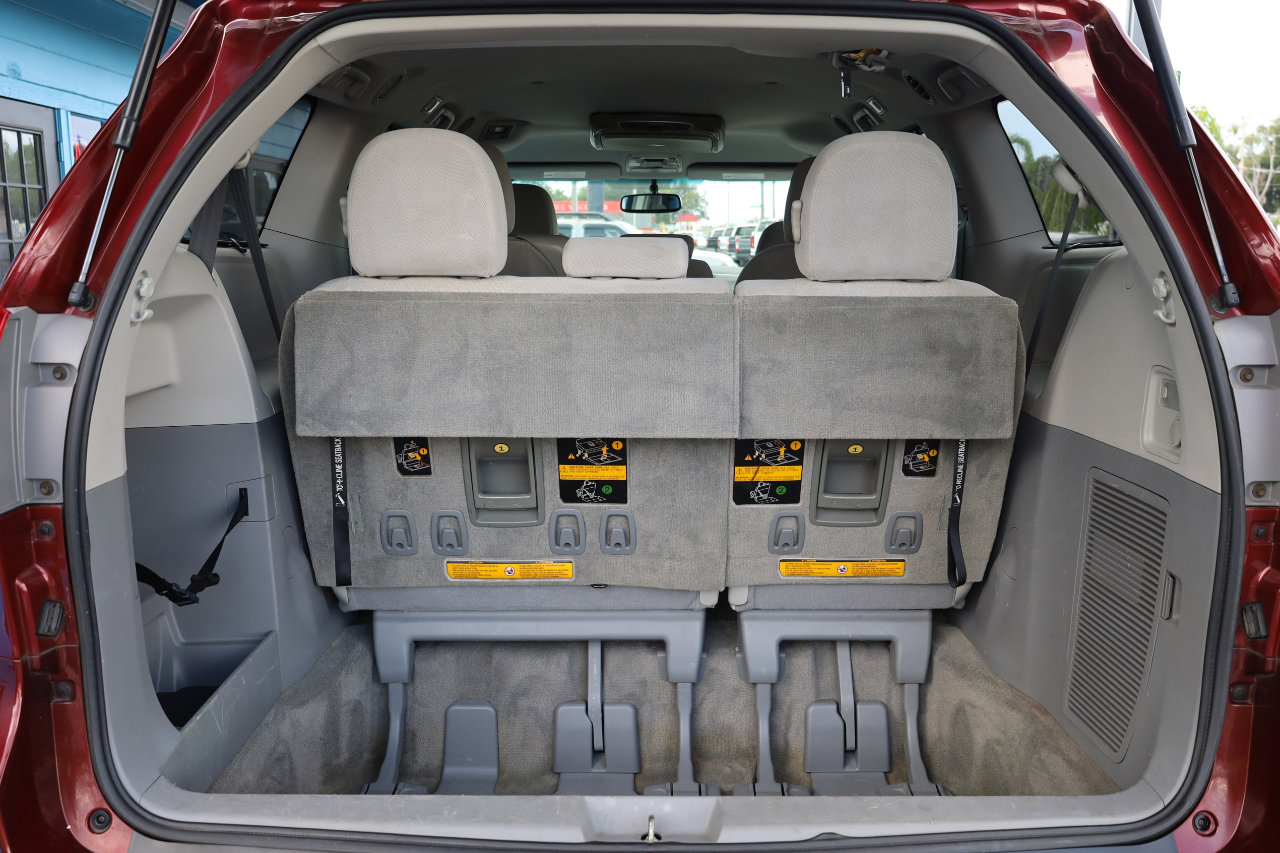 Used 2014 Toyota Sienna LE image 14