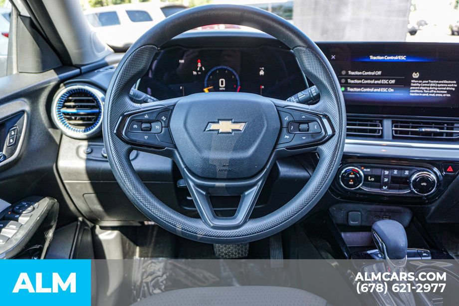 Used 2025 Chevrolet Trax LT FWD image 27
