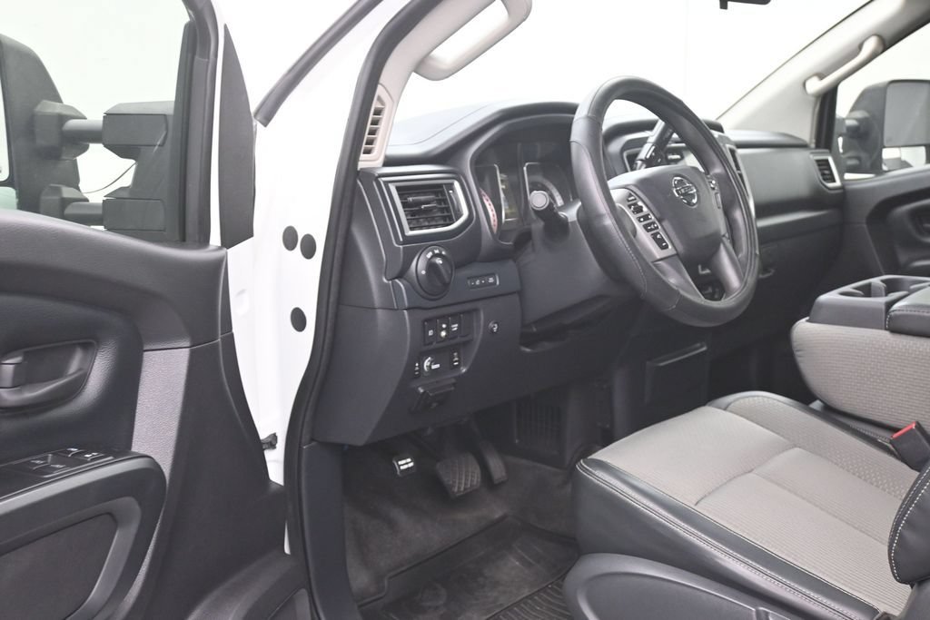 Used 2017 Nissan Titan S AWD/4WD image 11