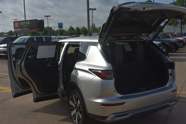 Used 2025 Mitsubishi Outlander SE FWD image 17