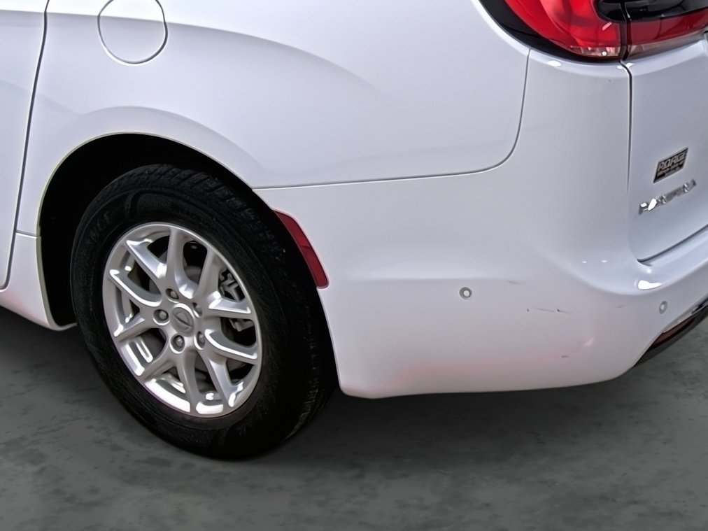 Used 2022 Chrysler Pacifica Touring-L w/ Uconnect Theater Family Group FWD image 9