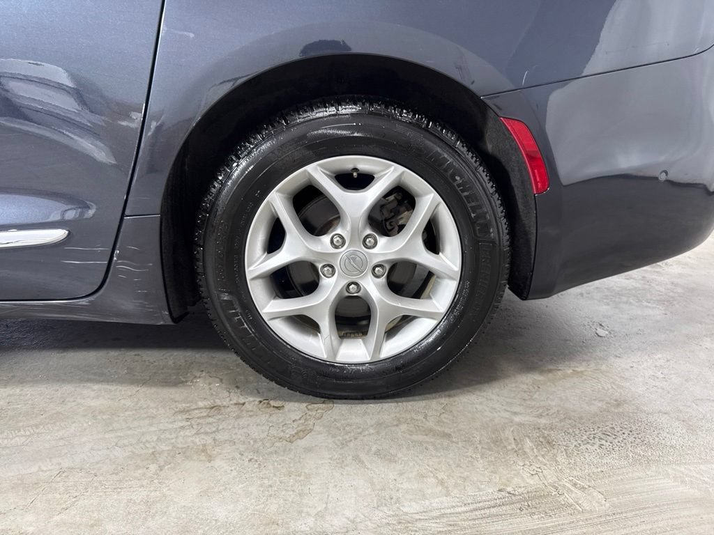 Used 2019 Chrysler Pacifica Limited w/ Advanced Safetytec Group FWD image 12