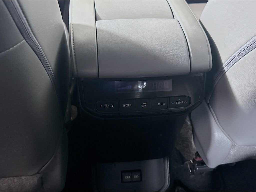 Used 2023 Toyota Highlander XLE AWD/4WD image 24