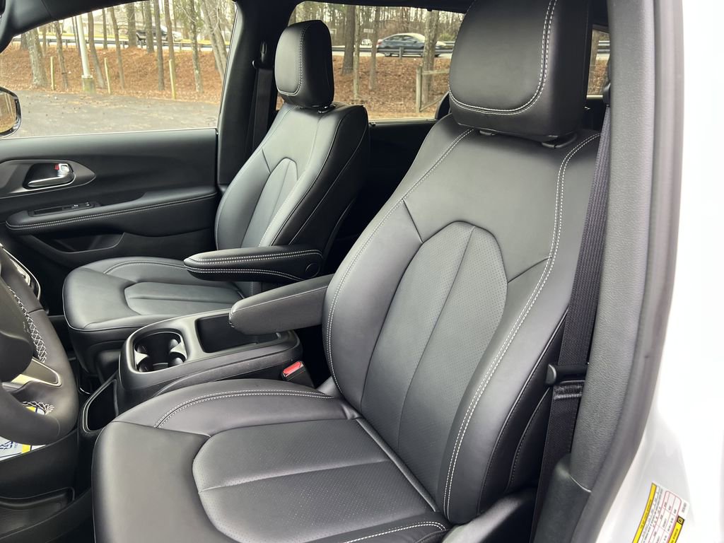 Used 2026 Chrysler Pacifica Select image 16