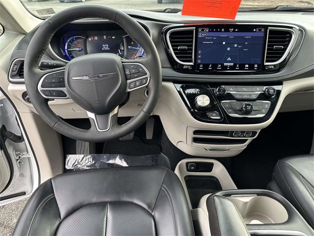 Used 2024 Chrysler Pacifica Select image 17