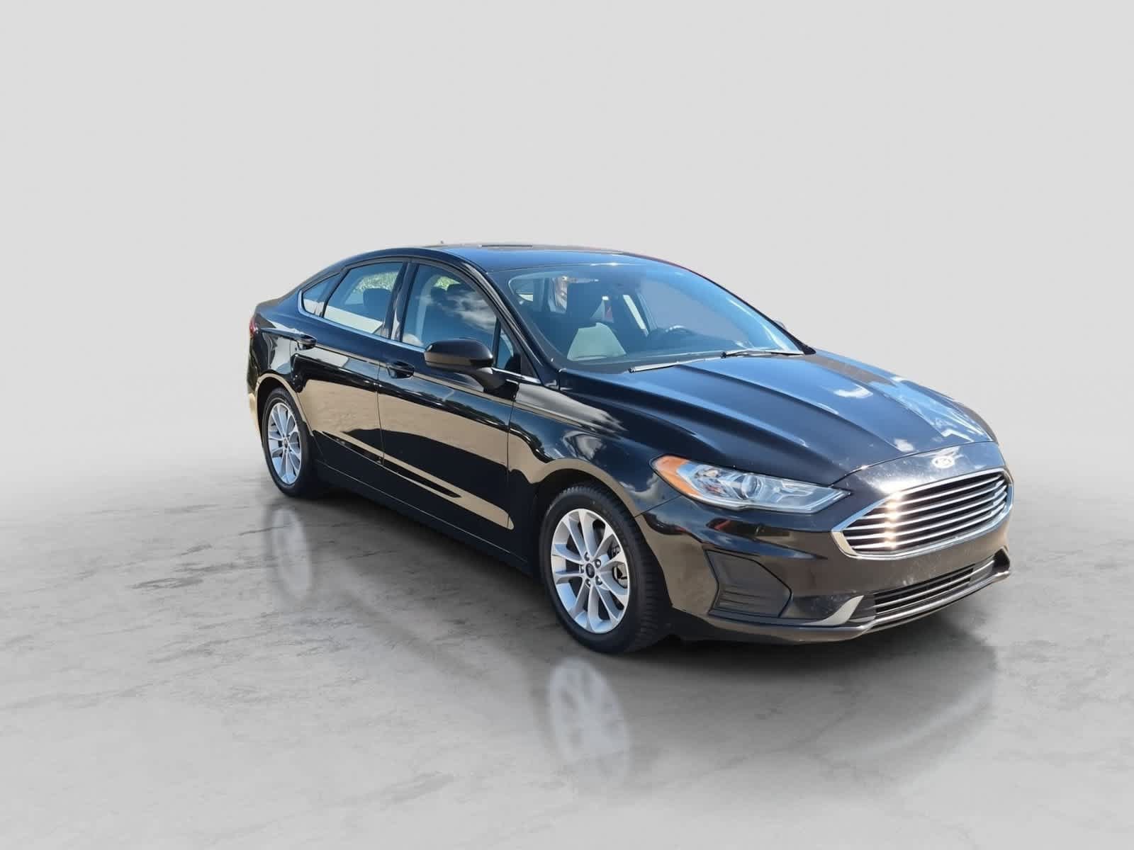 Used 2019 Ford Fusion SE FWD image 2