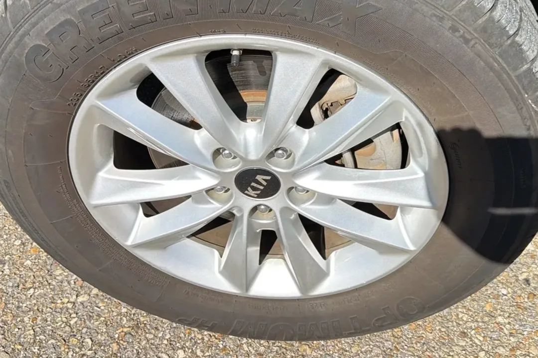 Used 2020 Kia Sorento LX FWD image 12