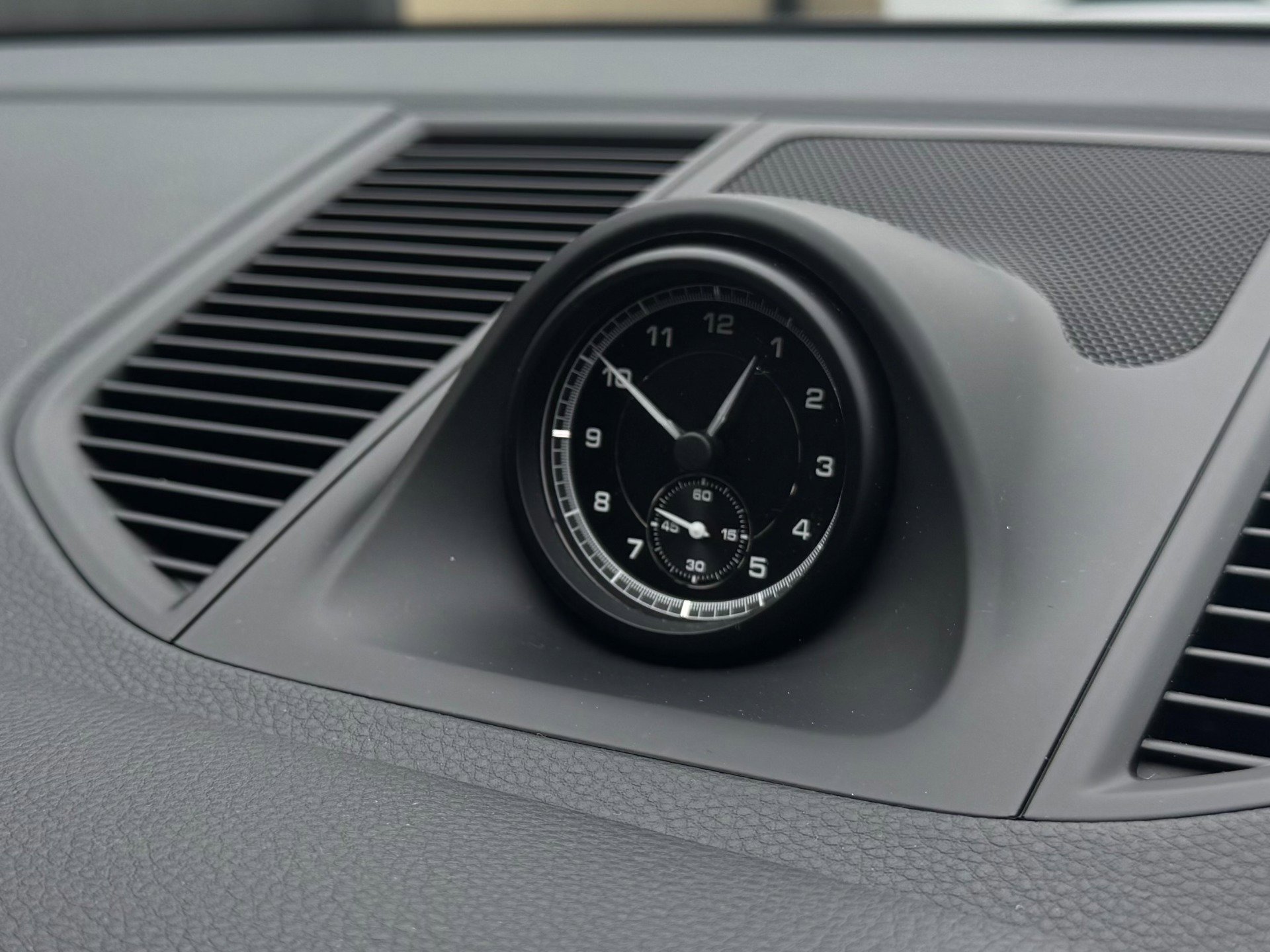 Used 2024 Porsche Macan image 31