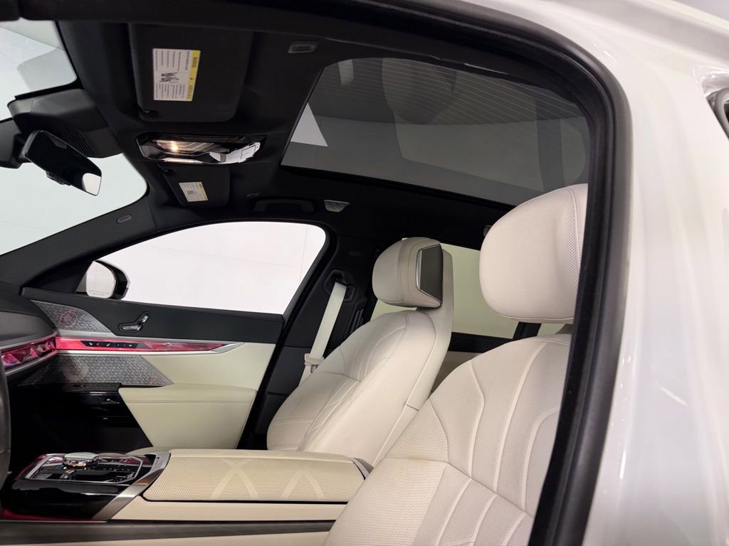 Used 2023 BMW 740i w/ Executive Package image 25