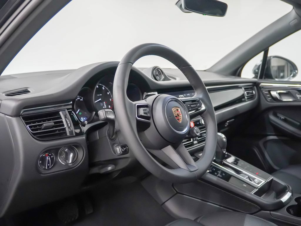 Certified 2026 Porsche Macan AWD/4WD image 4