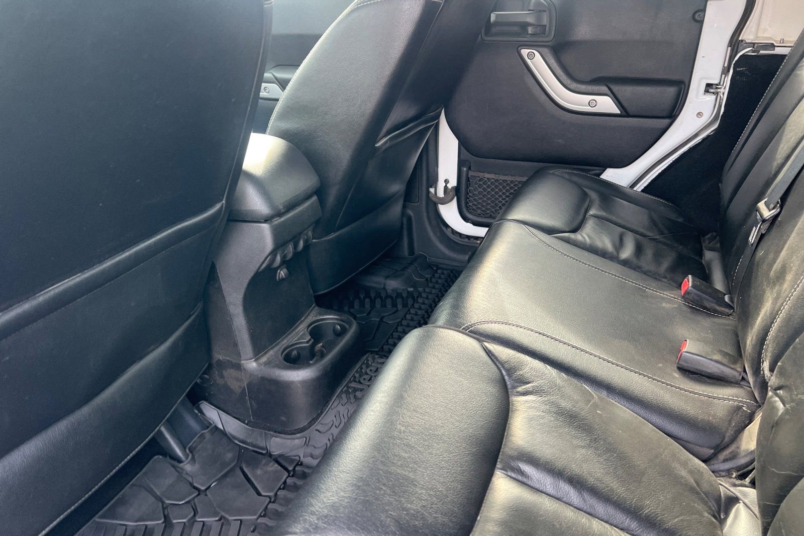 Used 2013 Jeep Wrangler Unlimited Sahara w/ Connectivity Group image 9