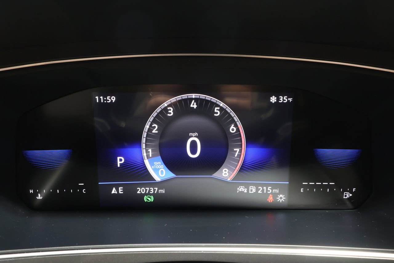 Used 2023 Volkswagen Tiguan SE w/ Panoramic Sunroof Package image 11