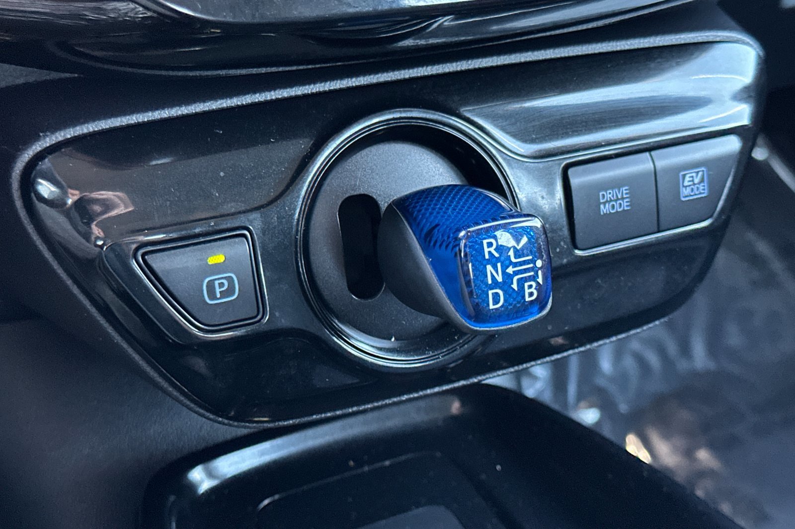 Used 2022 Toyota Prius L Eco image 18