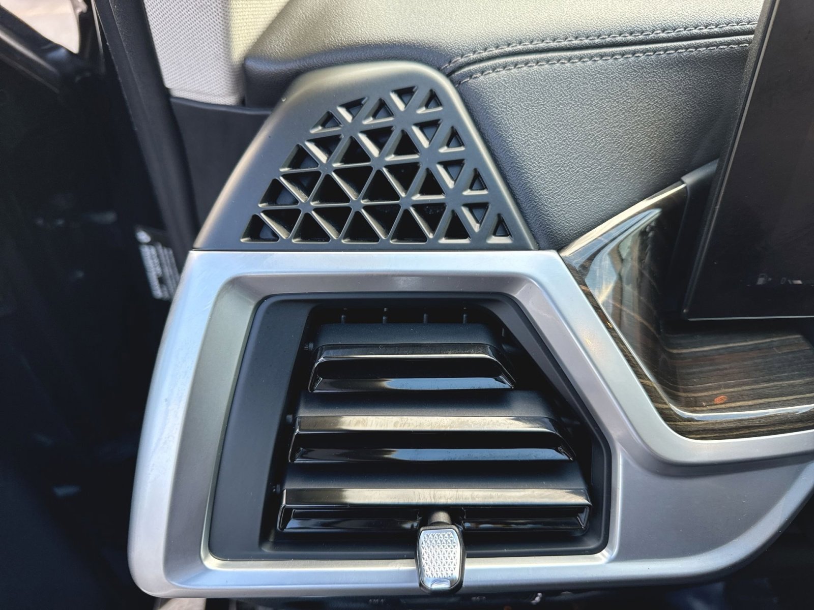 Used 2023 BMW X7 xDrive40i w/ Premium Package image 22